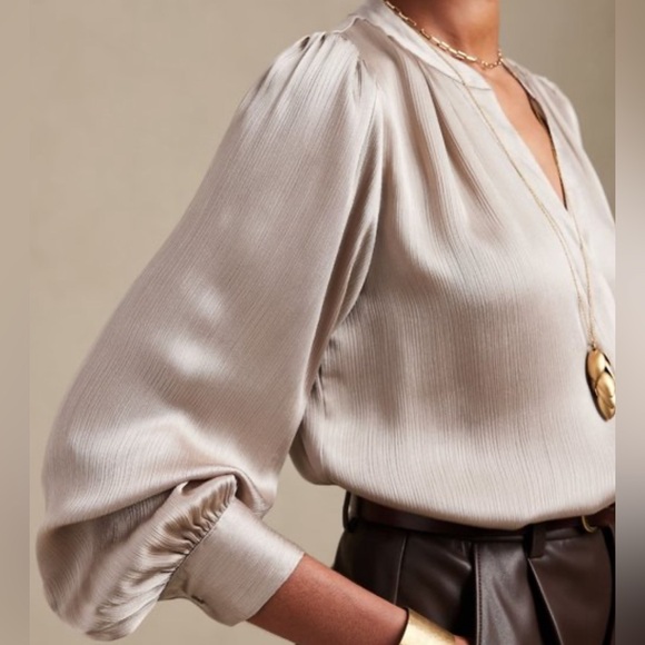 Banana Republic NWT Satin Shirred Neck Blouse in Beechwood - Picture 3 of 10